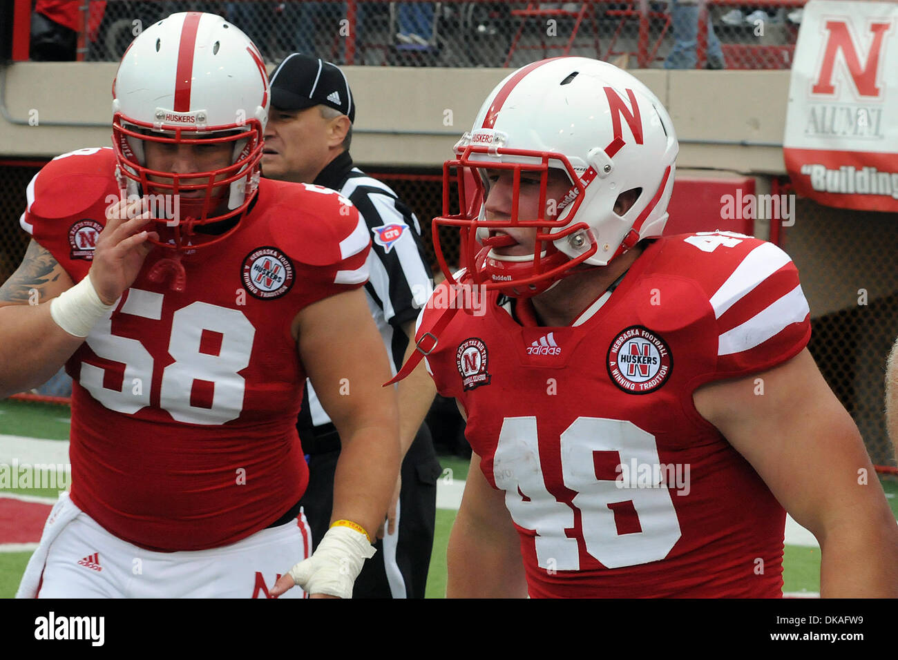 17 septembre 2011 - Lincoln, Nebraska, États-Unis - Colorado fullback Tyler Légat (48) et du Nebraska center Mike Caputo (58) célébrer le premier touché de la partie. Le Nebraska a défait Washington 51-38 dans un match joué au Memorial Stadium à Lincoln, Nebraska. (Crédit Image : © Steven Branscombe/ZUMApress.com) Southcreek/mondial Banque D'Images