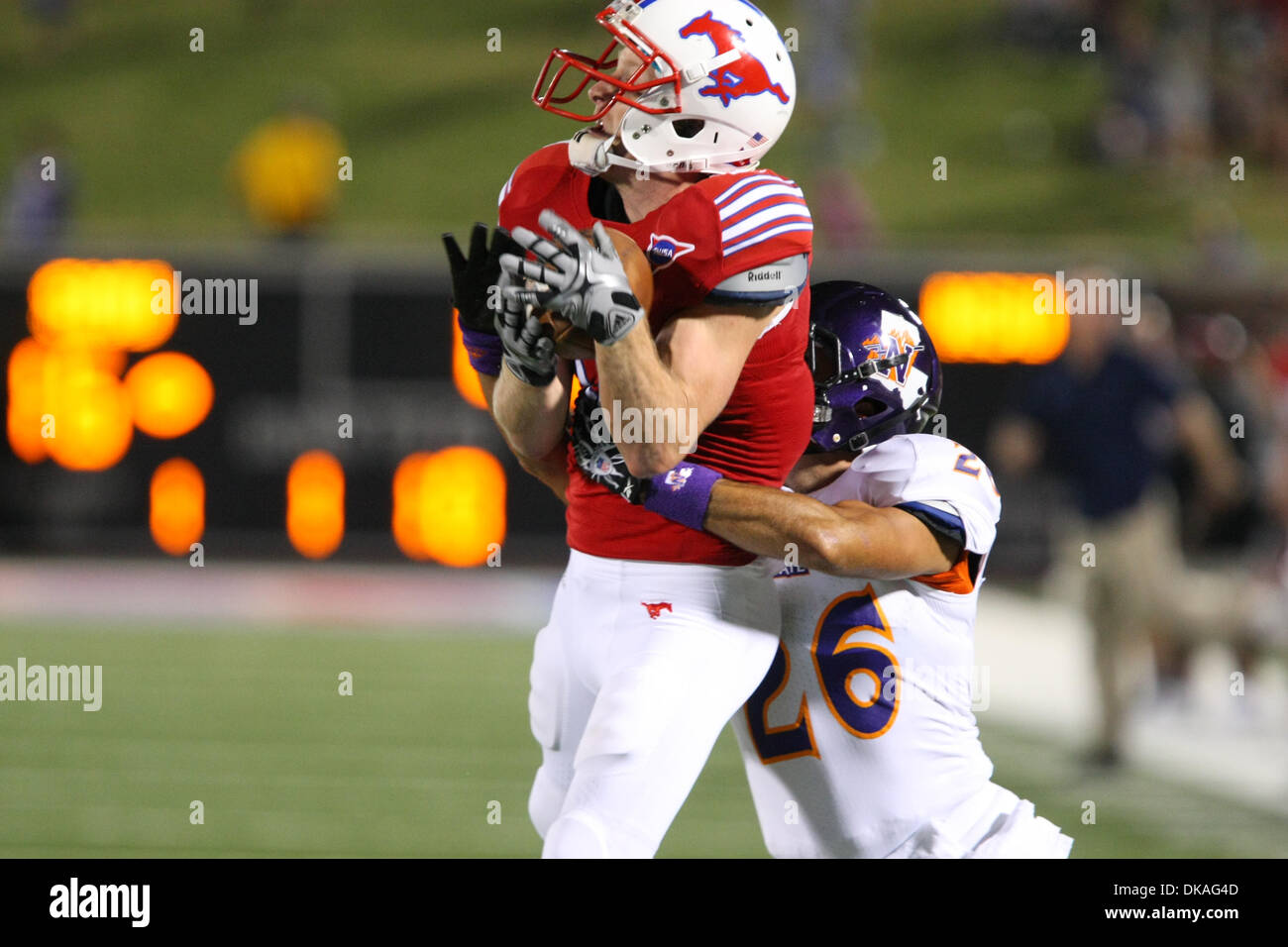 17 septembre 2011 - Dallas, Texas, États-Unis d'Amérique - Southern Methodist wide receiver Mustangs Cole Beasley # 11 captures un touché que la région nord-ouest de l'Etat évoluait démons Phil LeBlanc # 26 essaie de se défendre pendant le jeu entre SMU Mustangs et le nord-ouest de l'État démons à Ford Stadium de Dallas, Texas. SMU mène le nord-ouest de l'État 26-0 à la demie. (Crédit Image : © Matt Banque D'Images