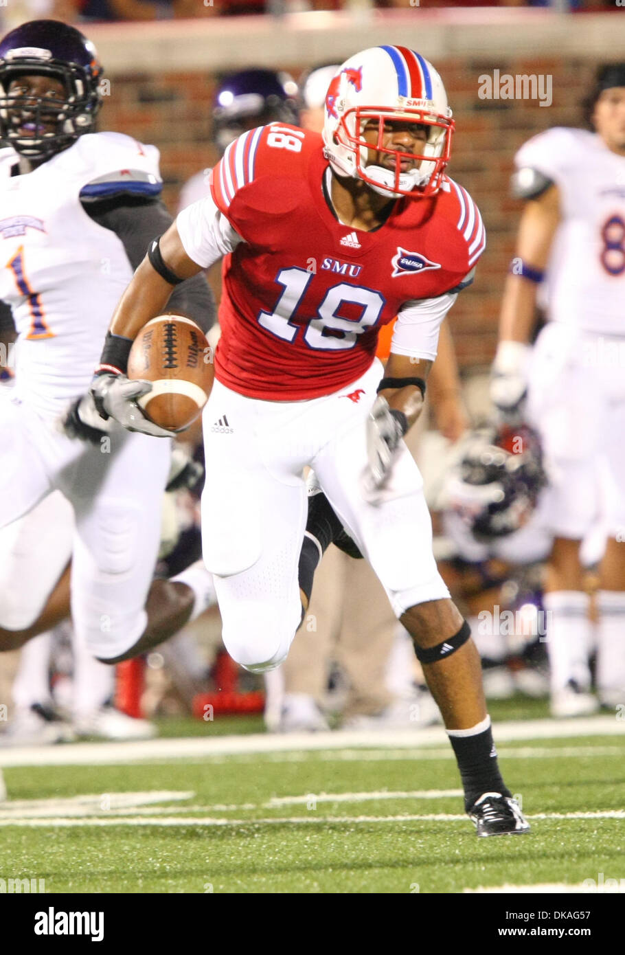 17 septembre 2011 - Dallas, Texas, États-Unis d'Amérique - Southern Methodist wide receiver Mustangs Terrance Wilkerson # 18 tourne vers après avoir attrapé le foot pendant le jeu entre le Mustang et SMU Northwestern State démons à Ford Stadium de Dallas, Texas. SMU battre le nord-ouest de l'État 40-7. (Crédit Image : © Matt Pearce/ZUMAPRESS.com) Southcreek/mondial Banque D'Images