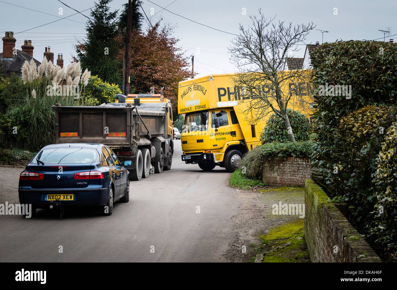 Un camion à l'origine de la congestion routière dans un chemin de campagne dans le Wiltshire UK Banque D'Images