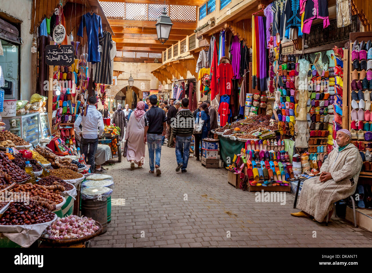 Marché de rue dans la médina (vieille ville), Fès, Maroc Banque D'Images