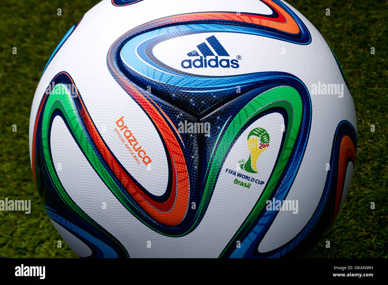 Adidas Brazuca, ballon de match officiel de la Coupe du Monde FIFA 2014  Photo Stock - Alamy