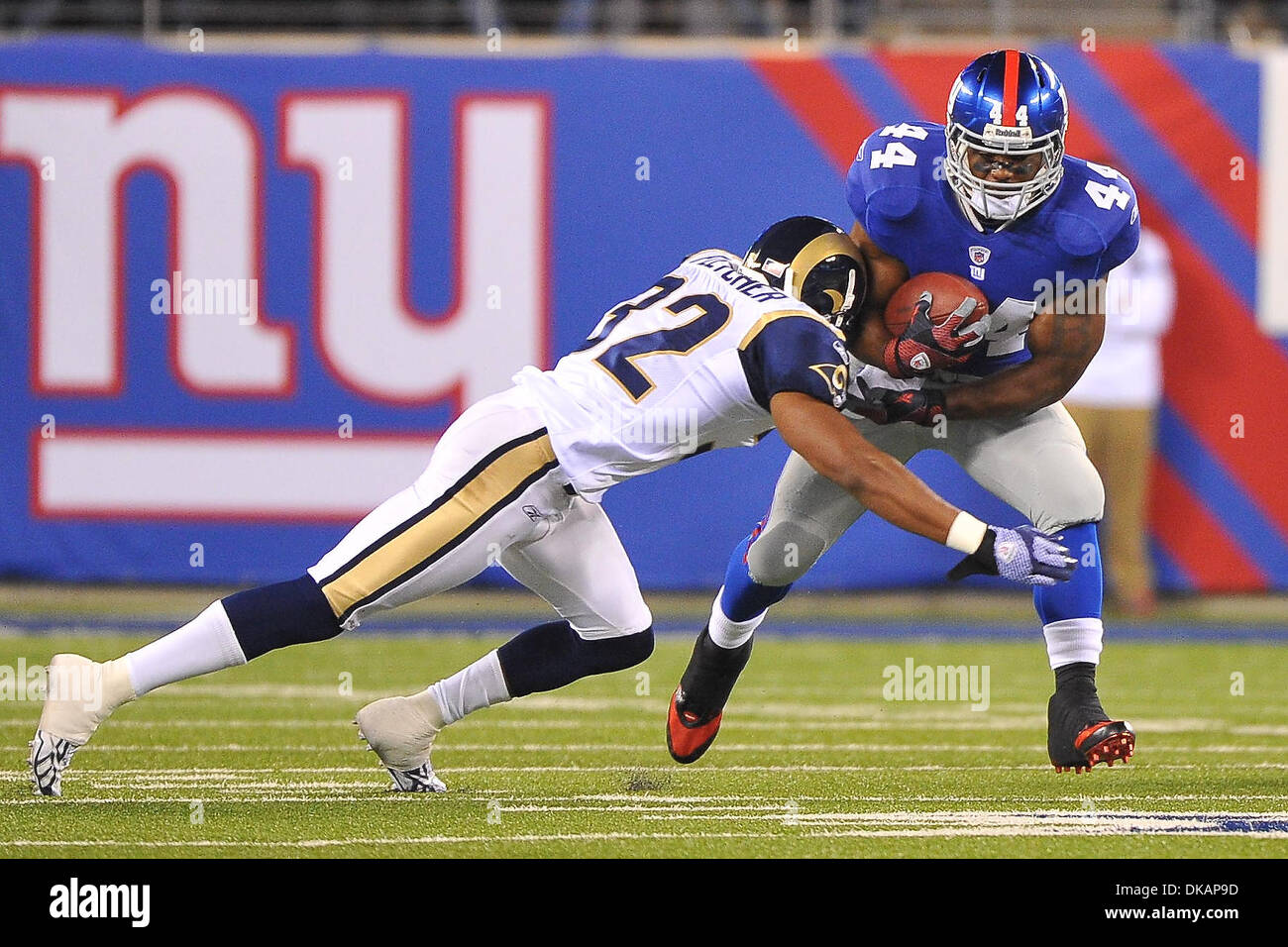 19 septembre 2011 - East Rutherford, New Jersey, États-Unis - St Louis Rams en marche retour Bradley Fletcher (32) et les New York Giants running back Ahmad Bradshaw (44) dans la Ligue nationale de football l'action au stade MetLife à East Rutherford dans le New Jersey les St Louis Rams trail les Giants de New York à la mi-temps 14 à 6 (Crédit Image : © Brooks von Arx/global/ZUMAPRESS.com) Southcreek Banque D'Images