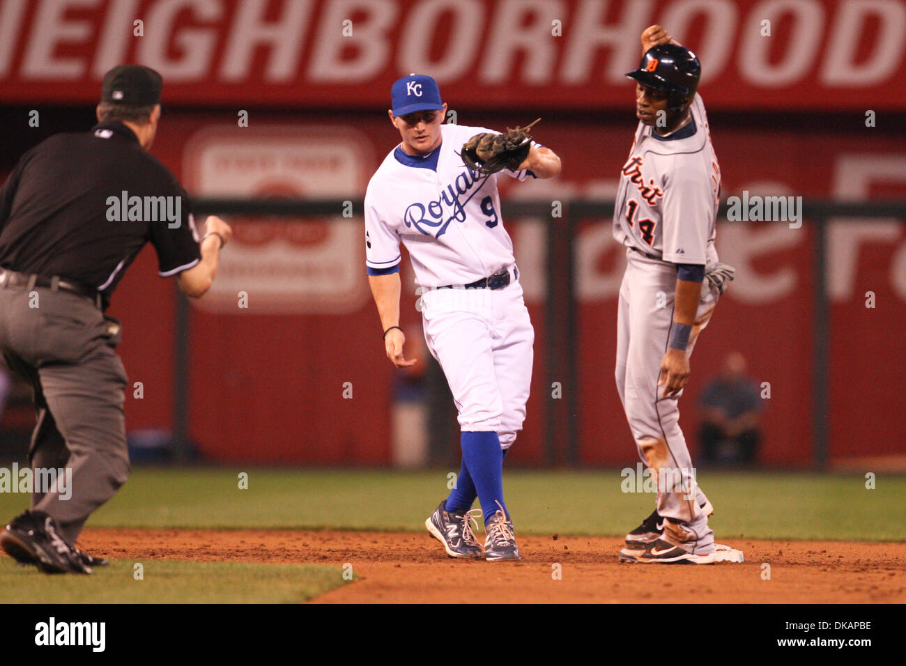 20 septembre 2011 - Kansas City, Missouri, États-Unis - Kansas City Royals le deuxième but Johnny Giavotella (9) tags des Tigers de Detroit center fielder Austin Jackson (14) au cours d'un match de baseball de mardi, entre les Tigers de Detroit et les Royals de Kansas City à Kauffman Stadium de Kansas City, Missouri. (Crédit Image : © James Allison/ZUMAPRESS.com) Southcreek/mondial Banque D'Images