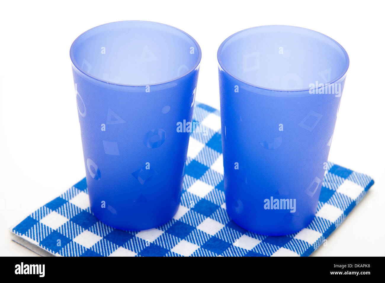 Tasses avec un chiffon d'alcool bleu Banque D'Images