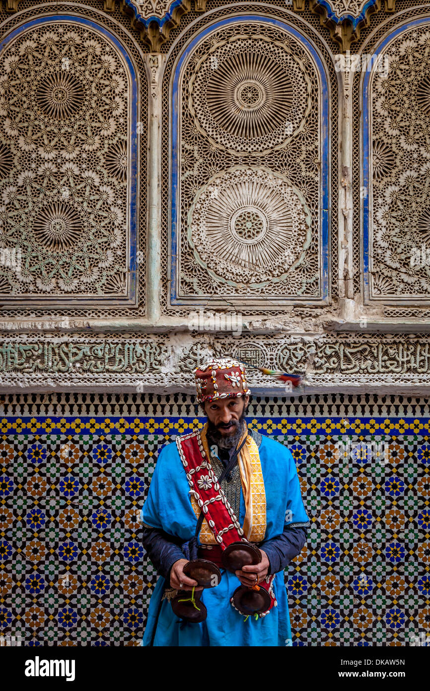 Artiste de rue dans la médina (vieille ville), Fès, Maroc Banque D'Images