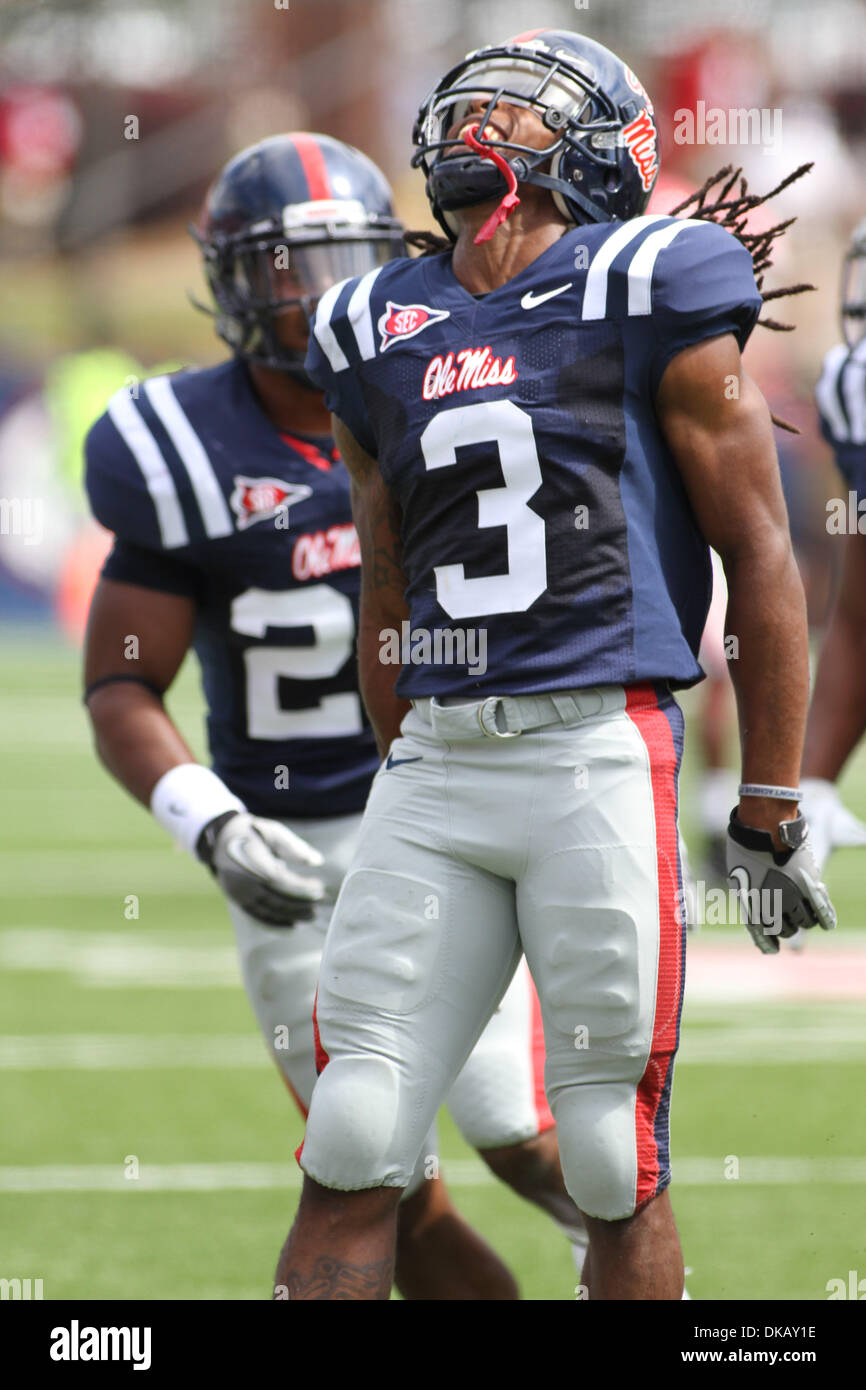 24 septembre 2011 - Oxford, Mississippi, États-Unis d'Amérique - Ole Miss CB Charles Sawyer (3) célèbre une interception. La Géorgie a défait 27-13 à Ole Miss Vaught Hemingway Stadium à Oxford, MS. (Crédit Image : © Hays Collins/ZUMAPRESS.com) Southcreek/mondial Banque D'Images