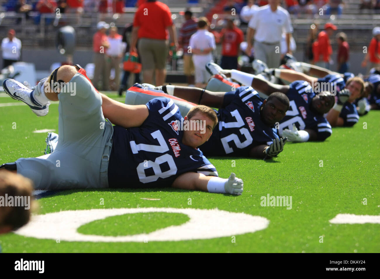 24 septembre 2011 - Oxford, Mississippi, États-Unis d'Amérique - Ole Miss OL Bradley Sowell (78) et ses coéquipiers s'étirer avant le jeu. La Géorgie a défait 27-13 à Ole Miss Vaught Hemingway Stadium à Oxford, MS. (Crédit Image : © Hays Collins/ZUMAPRESS.com) Southcreek/mondial Banque D'Images