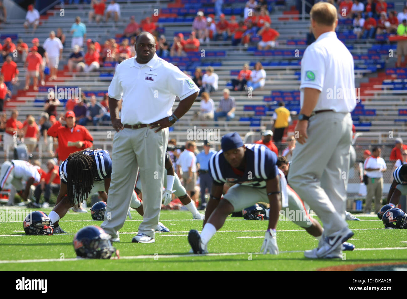 24 septembre 2011 - Oxford, Mississippi, États-Unis d'Amérique - Ole Miss coordonnateur défensif Tyron Nix regarde les rebelles s'étirer. La Géorgie a défait 27-13 à Ole Miss Vaught Hemingway Stadium à Oxford, MS. (Crédit Image : © Hays Collins/ZUMAPRESS.com) Southcreek/mondial Banque D'Images