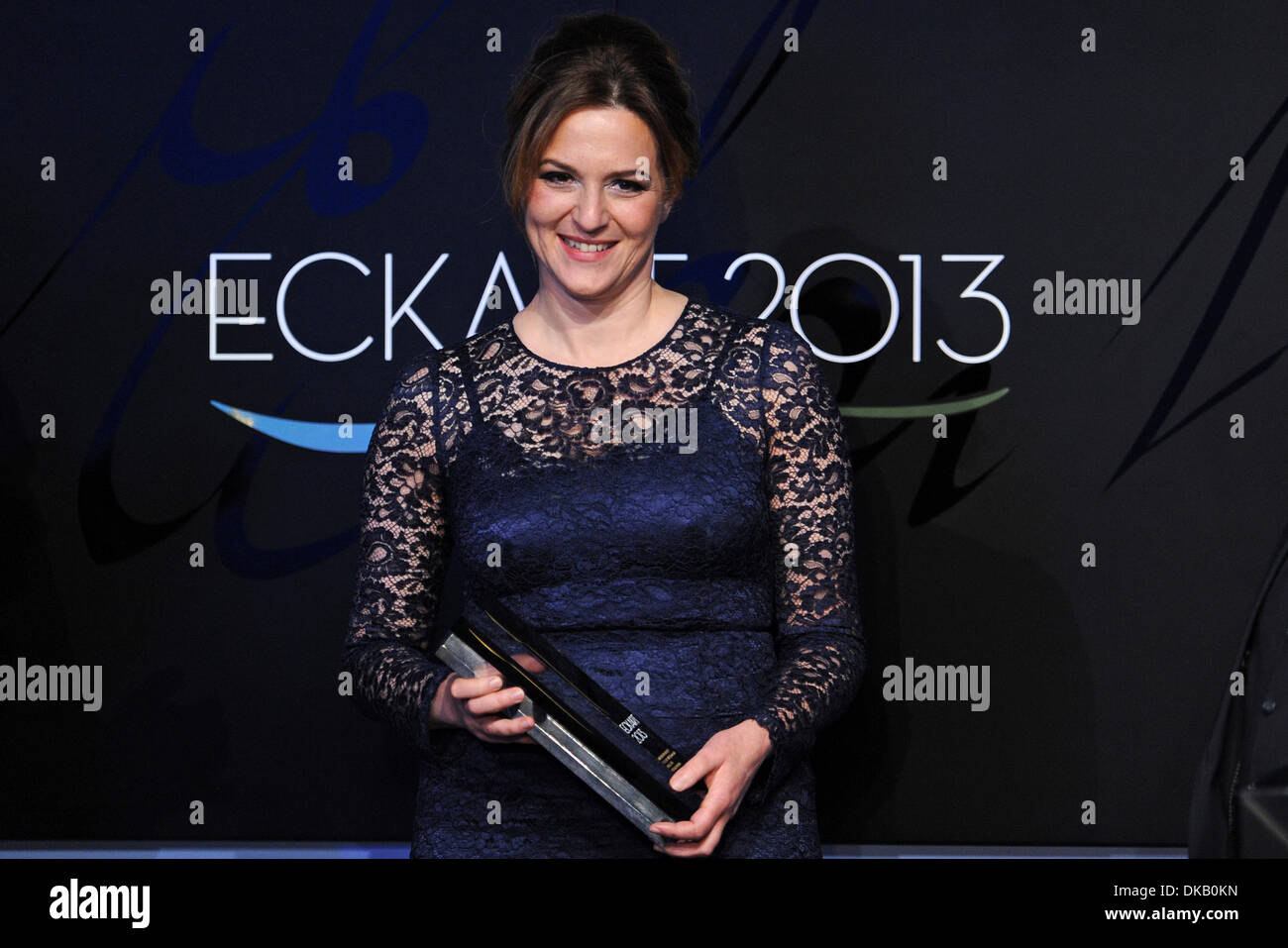 L'actrice Martina Gedeck se distingue avec son prix lors de la cérémonie de la 2013 Eckart Witzigmann Award à Munich, Allemagne, 03 décembre 2013. Gedeck a reçu le 2013 Eckart pour 'culture' la vie (Lebenskultur). Photo : Andreas GEBERT Banque D'Images