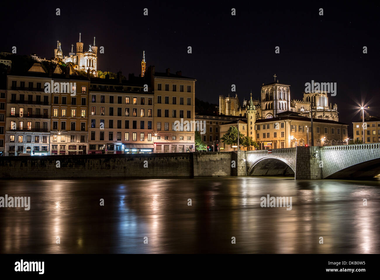 L'architecture par la rivière la nuit, Lyon, France Banque D'Images