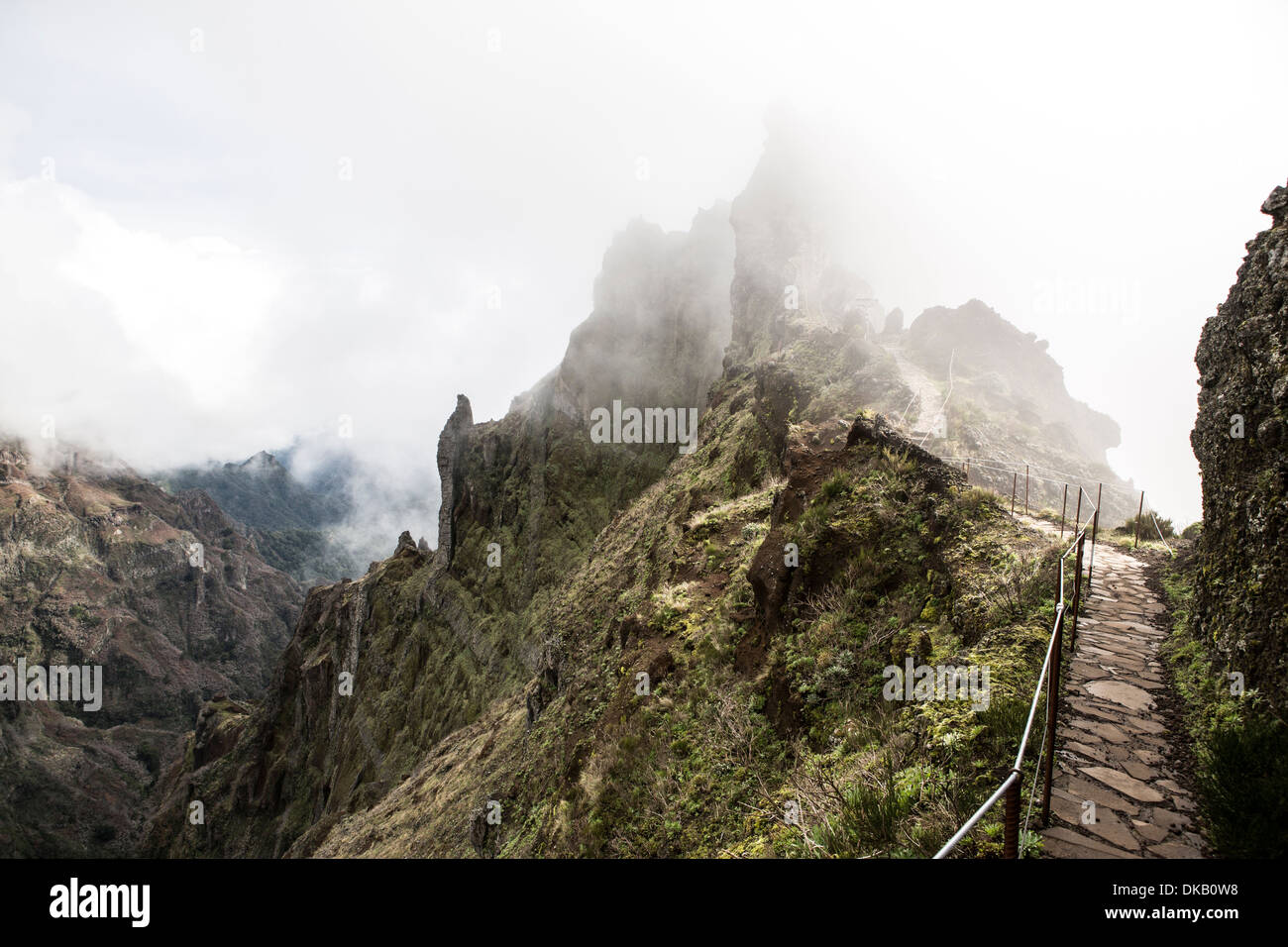 Chemin des hautes terres entre Pico Ruivo et Pico do Arieiro, de Madère, Portugal Banque D'Images