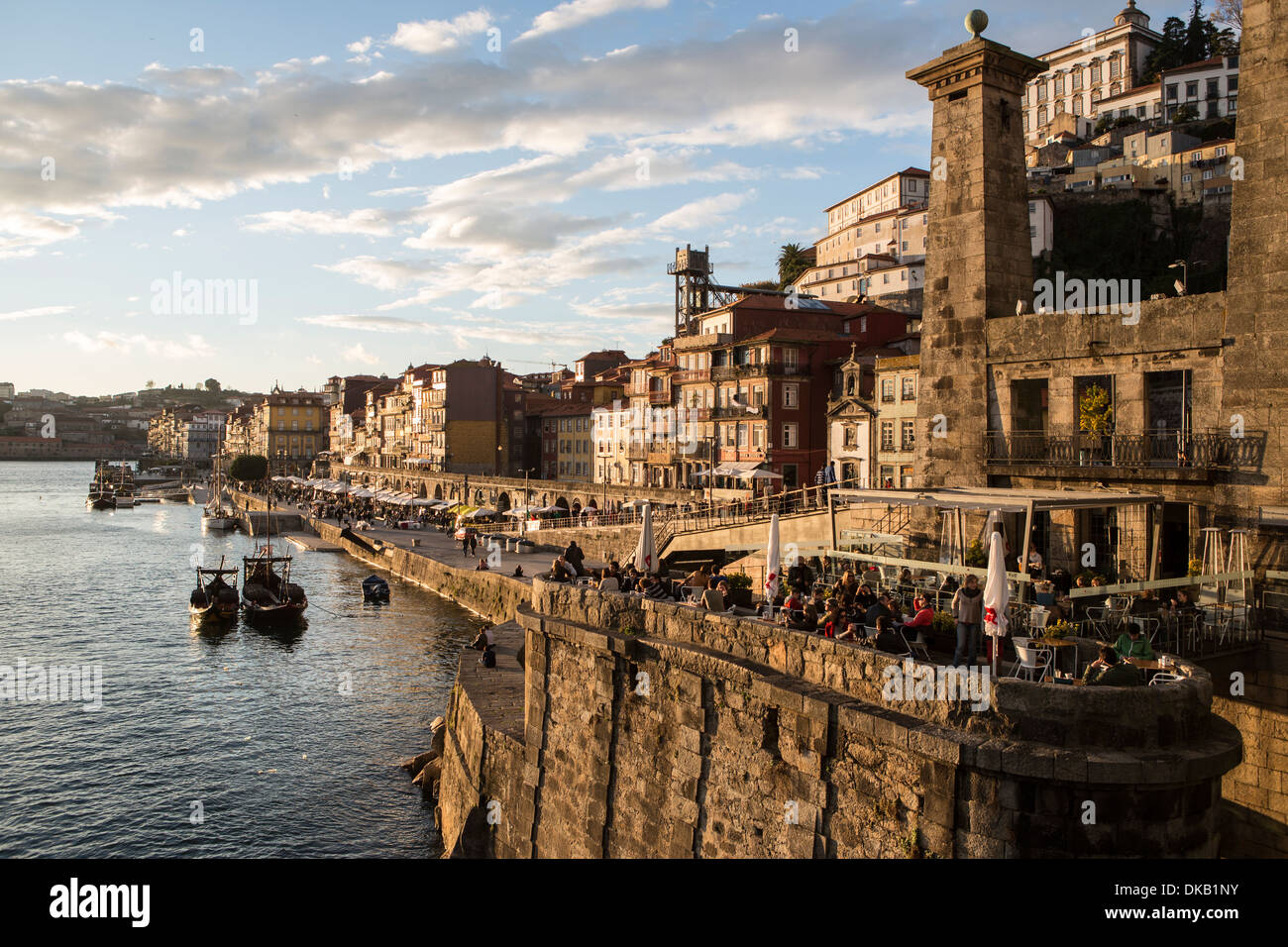 Avec les bateaux de la rivière au crépuscule, Porto, Portugal Banque D'Images