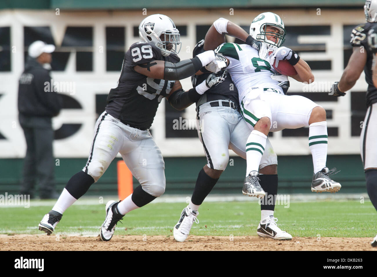 25 septembre 2011 - Oakland, Californie, États-Unis - le secondeur Raiders Rolando McClain (55) body slams tight end Jets Dustin Keller (81) au cours de la NFL match entre les New York Jets et les Oakland Raiders chez O.co Coliseum à Oakland, CA. Les raiders sont venus de l'arrière pour battre les Jets 34-24. (Crédit Image : © Matt Cohen/ZUMAPRESS.com) Southcreek/mondial Banque D'Images