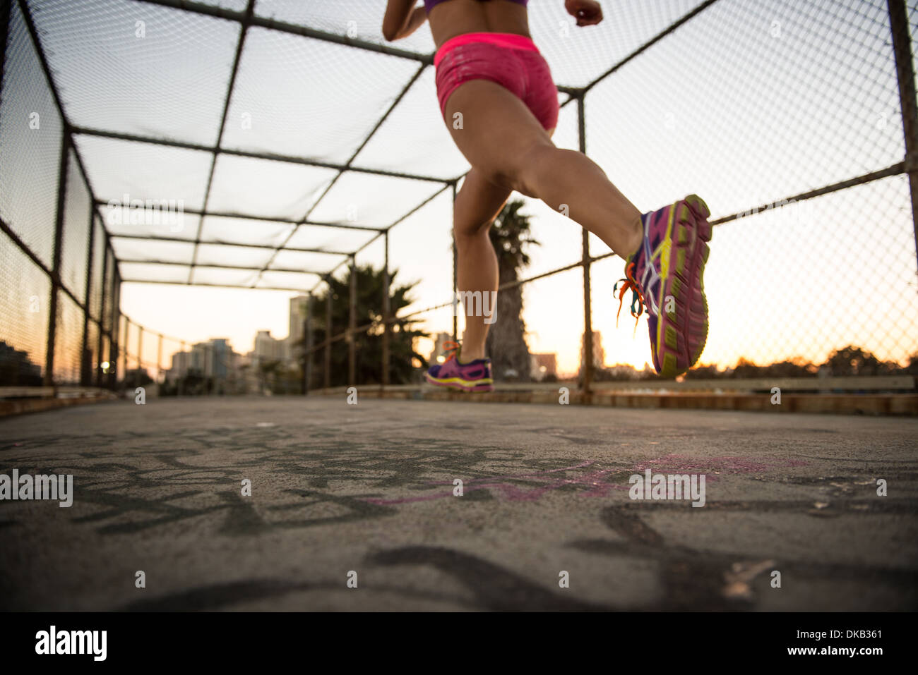 Les jambes de female jogger running on walkway Banque D'Images