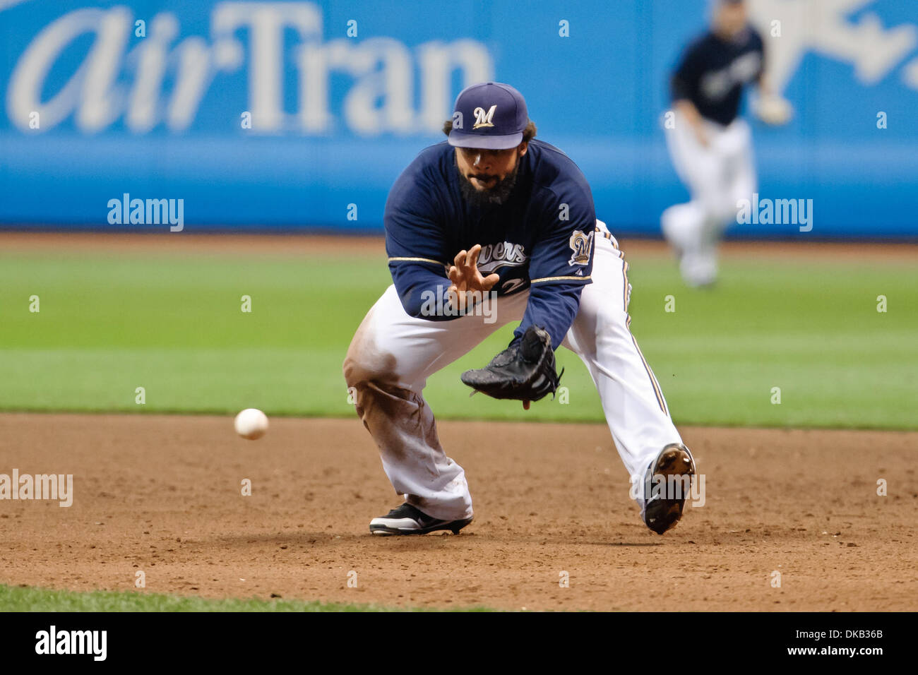 Septembre 26, 2011 - Milwaukee, Wisconsin, États-Unis - Milwaukee joueur Prince Fielder (28) fait une jouer sur un terrain ball pendant le jeu entre les Milwaukee Brewers et les Pirates de Pittsburgh au Miller Park de Milwaukee, WI. Les Pirates défait les Brewers 9-8. (Crédit Image : © John Rowland/ZUMAPRESS.com) Southcreek/mondial Banque D'Images