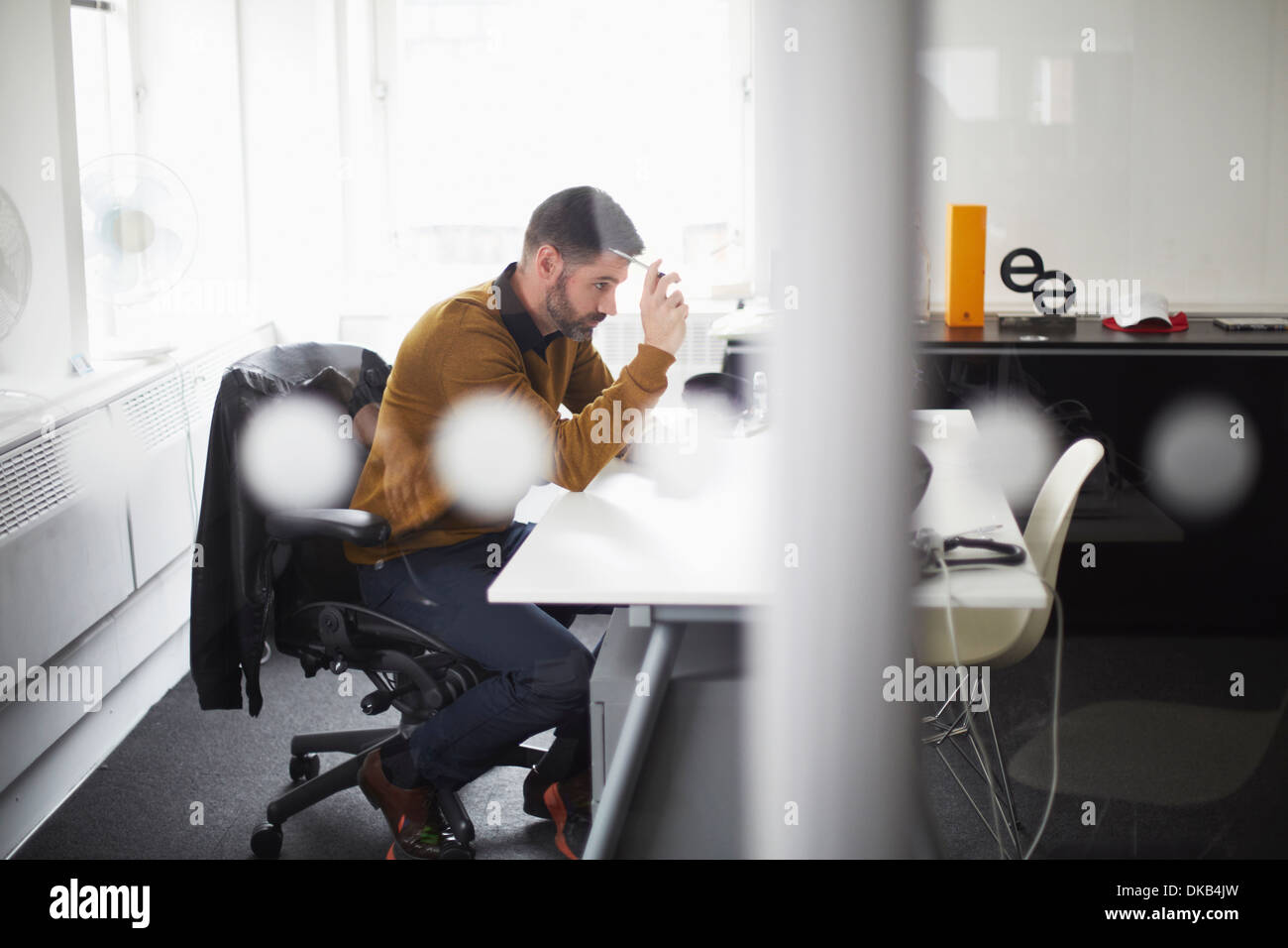 Businessman working at desk Banque D'Images