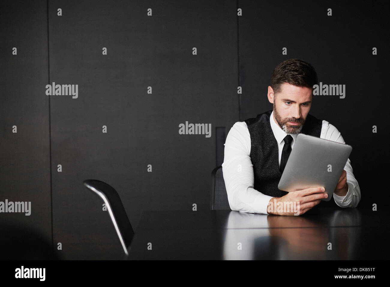 Businessman using digital tablet Banque D'Images