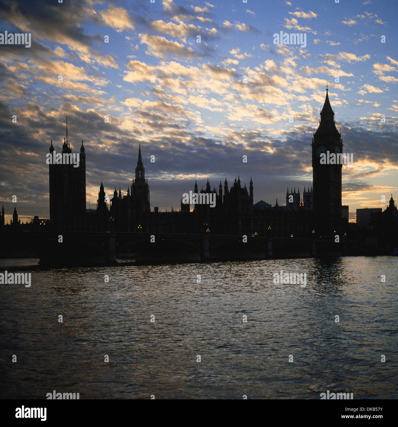 Silhouette de la Maisons du Parlement au coucher du soleil Westminster London Skyline Angleterre Grande-bretagne UK Banque D'Images