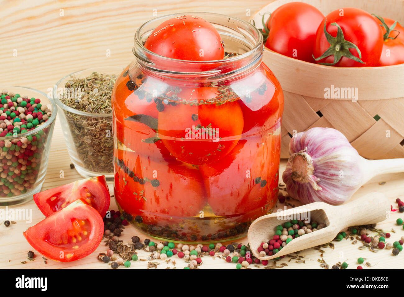 Des tomates en conserve contenant de verre. Tomates en conserve. Banque D'Images