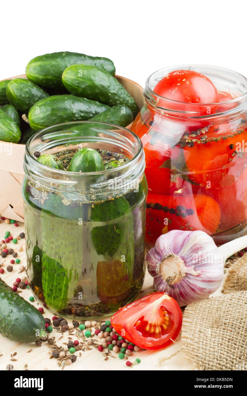 Conserves de tomates et concombres, des conserves de légumes Banque D'Images