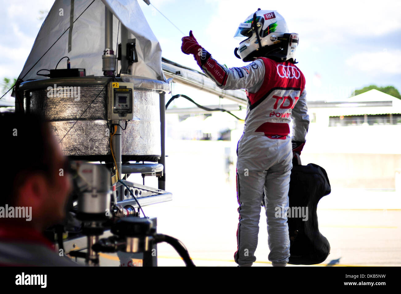 Le 29 septembre, 2011 - Atlanta, GA, États-Unis - pilote d'usine Audi Alan McNish donne un coup de pouce aux ingénieurs avant de monter en voiture au cours de la pratique pour la 14e édition du Petit Le Mans tenue à Road Atlanta à Braselton, GA USA. (Crédit Image : © Jamey Price/Eclipse/ZUMAPRESS.com) Banque D'Images