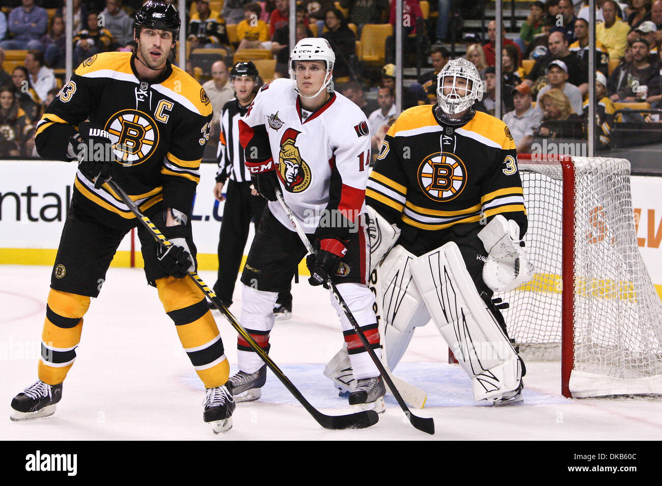 Le 29 septembre, 2011 - Boston, Massachusetts, États-Unis - Centre des Sénateurs d'Ottawa, Colin Greening (14) et le défenseur des Bruins de Boston Zdeno Chara (33) et le gardien Tim Thomas (30) attendre de faire un jeu sur la rondelle au cours de la troisième période à la TD Garden à Boston, Massachusetts. Les Sénateurs d'Ottawa a battu les Bruins de Boston 2 - 1. (Crédit Image : © Mark Fort/global/ZUMAPRESS.com) Southcreek Banque D'Images