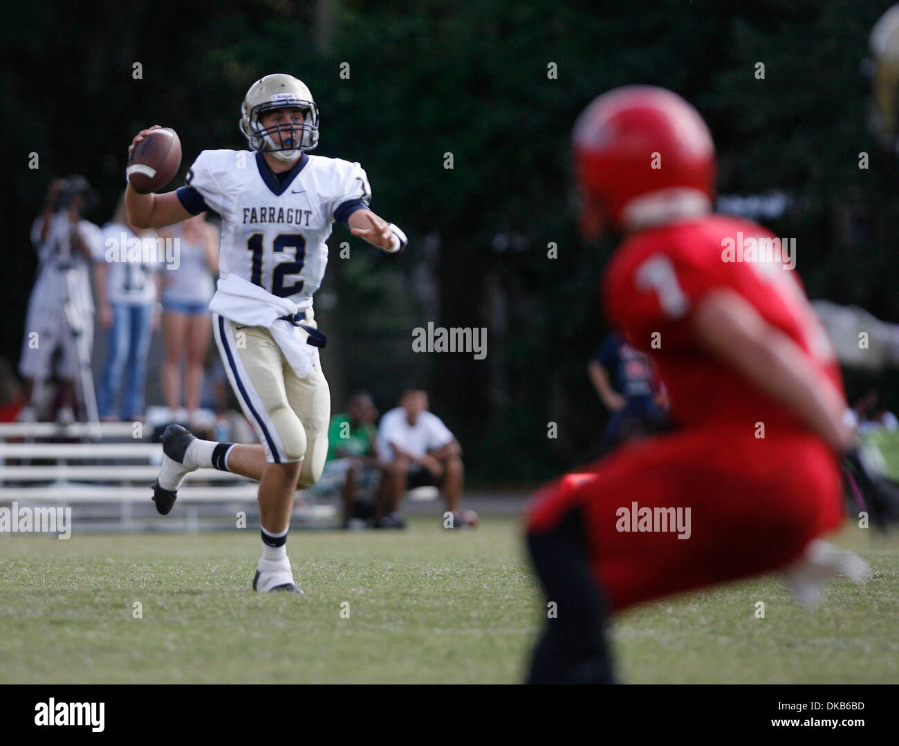 30 septembre 2011 - Tampa, FL, USA - TP 344409  02 JONE (OCTAVIO JONES | 09/30/2011 fois, Tampa) Admiral Farragut QB Kyle Craichy (CQ) (12) tente de jeter une passe contre la Carrollwood défense en premier trimestre à Carrollwood Day School le vendredi 30 septembre, 2011. L'amiral Farragut beat Carrollwood Day 49 à 41. ..... [OCTAVIO JONES, fois] (crédit Image : © Saint Petersbu Banque D'Images