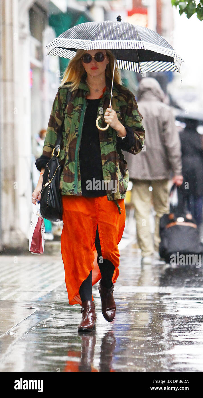Fearne Cotton abrite sous un parapluie qu'elle arrive à BBC Radio 1 studios Londres Angleterre - 24.09.12 Banque D'Images
