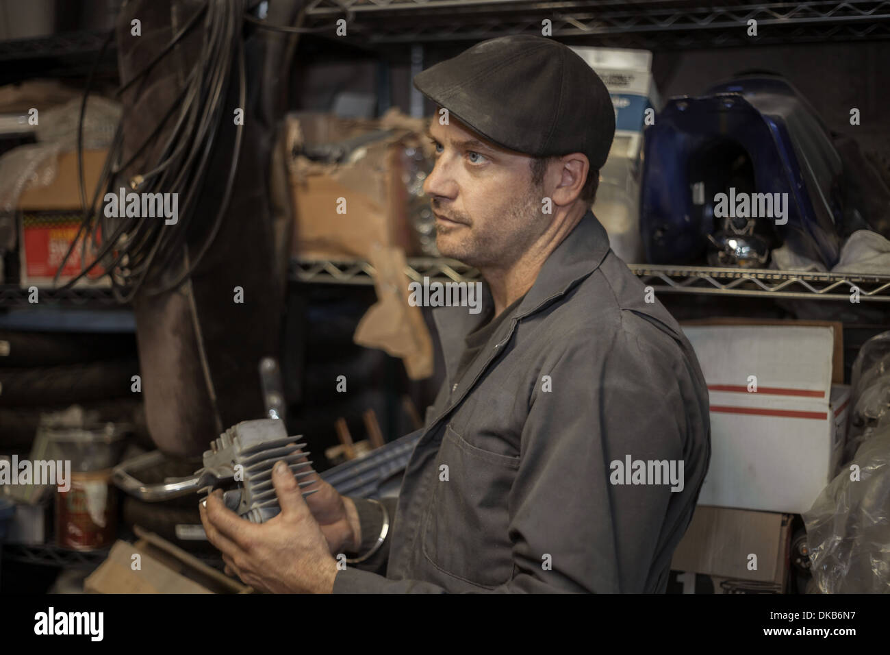 Mécanicien dans son garage à motos fonctionnant au gaz conversion Bio-Diesel Banque D'Images