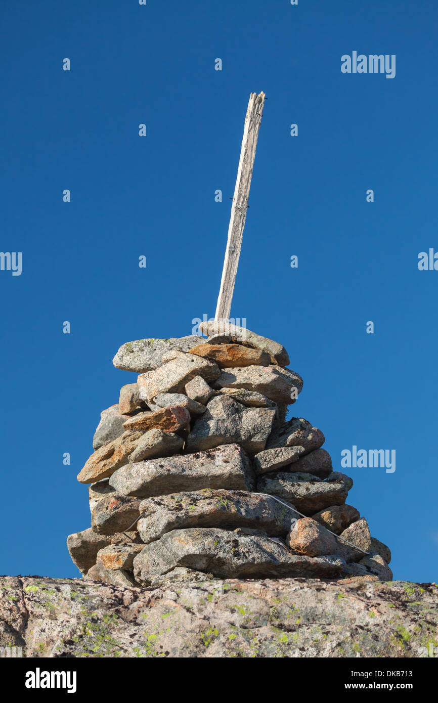 Cairn de pierre comme une marque de navigation en haut de la montagne norvégienne Banque D'Images