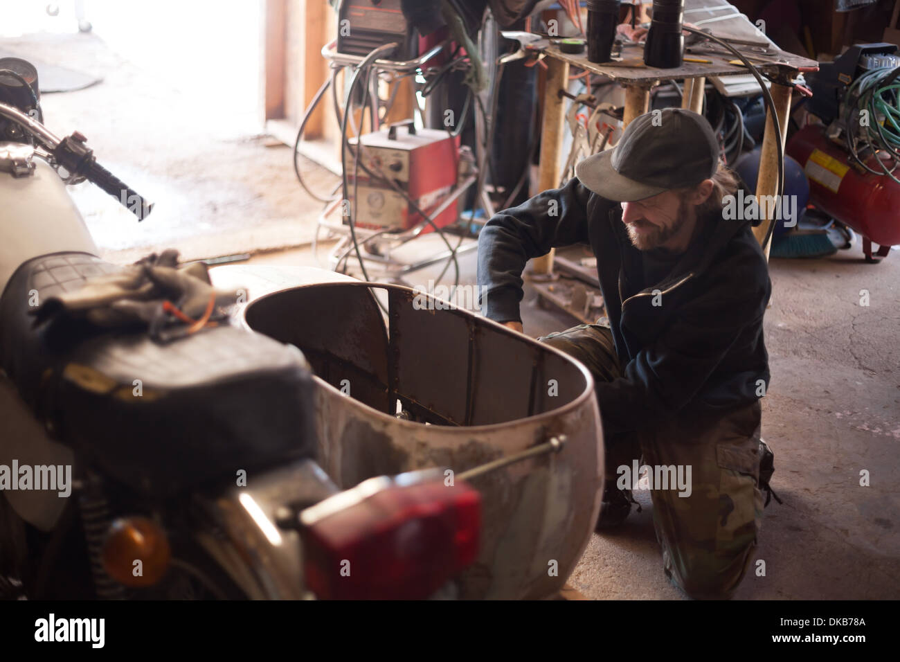 Un constructeur de machines et de metal dans son atelier Banque D'Images