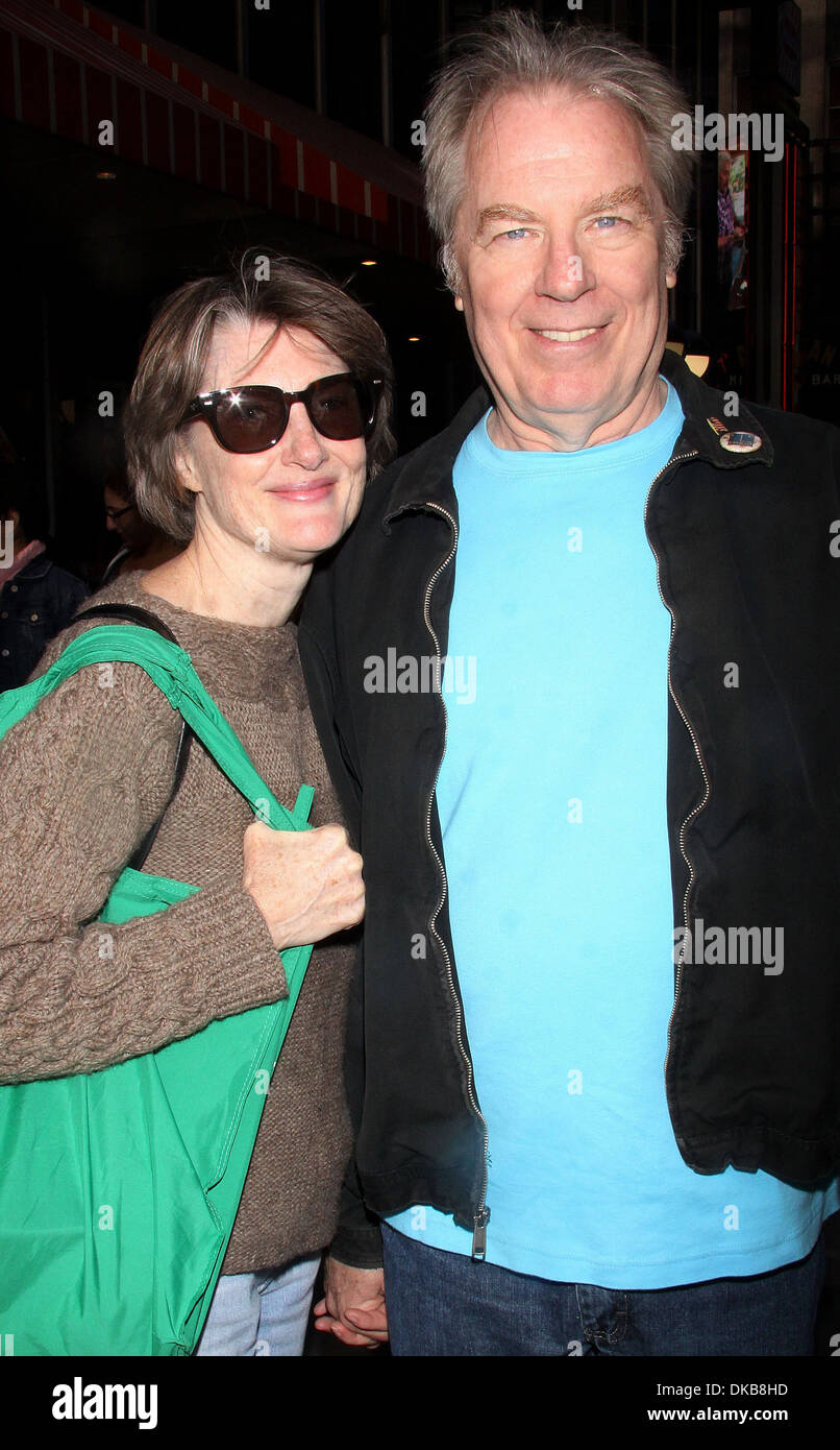 Annette O'Toole et Michael McKean fréquentant 26 Broadway Cares Brocante tenue à Times Square New York City USA - 23.09.12 Banque D'Images