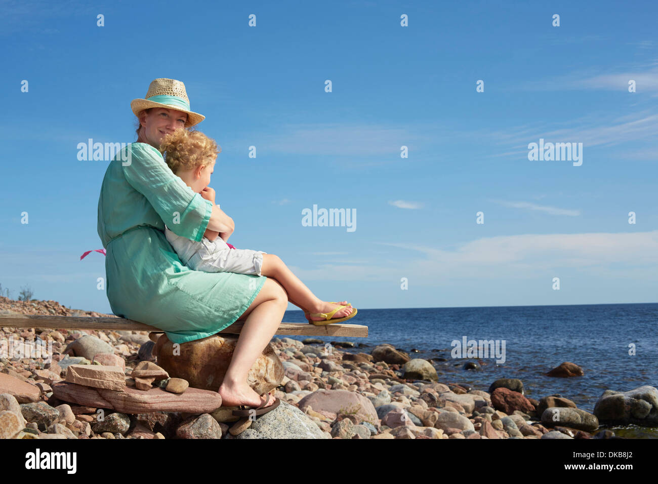 Mother and Daughter sitting on beach, Eggergrund, Suède Banque D'Images