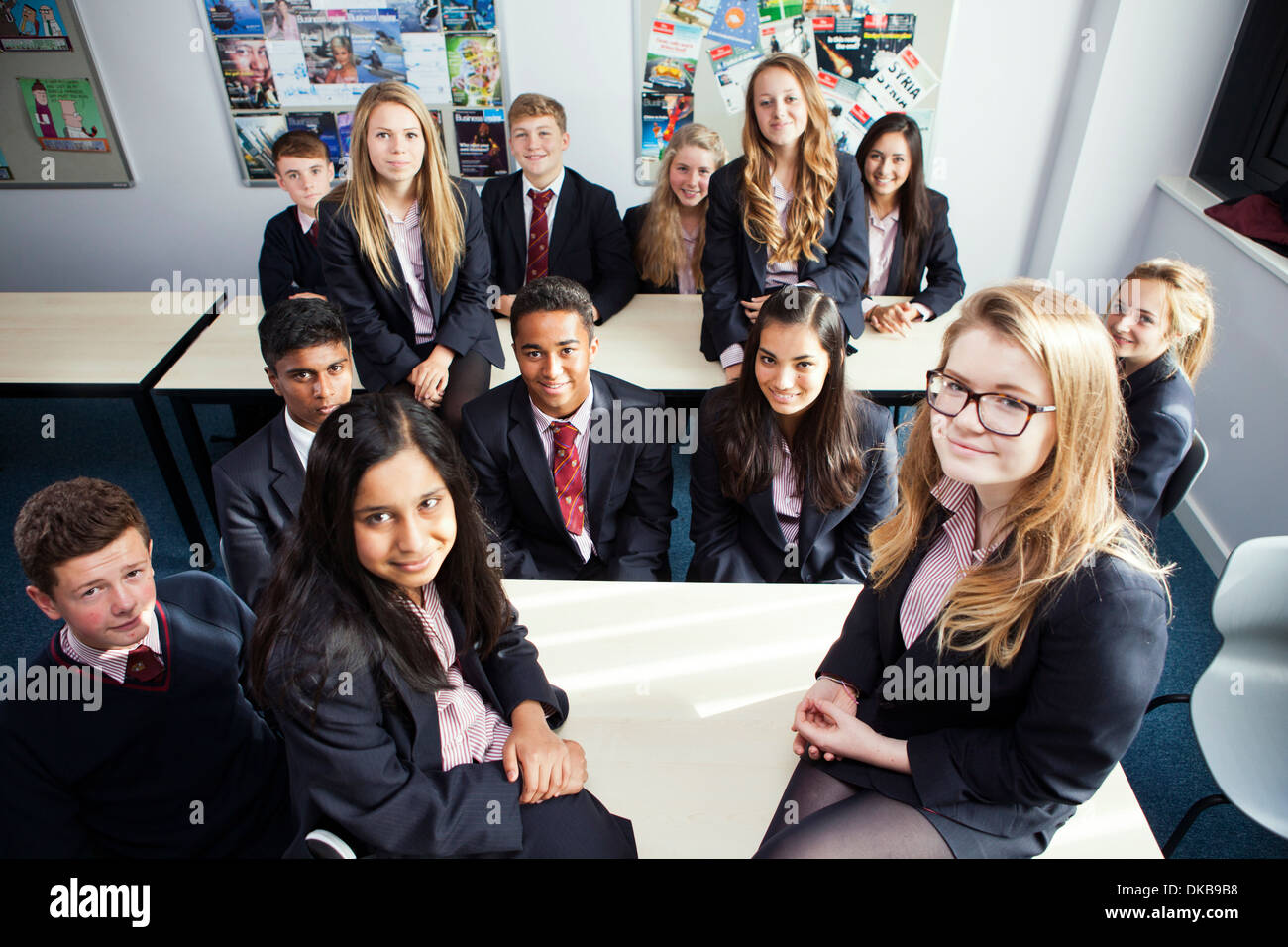 Portrait de groupe des élèves adolescents en classe Banque D'Images