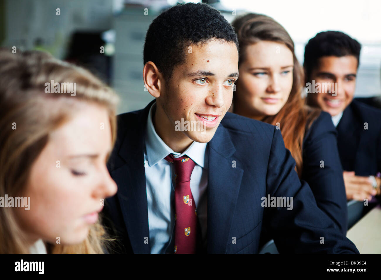 Les élèves assis à un bureau Banque D'Images