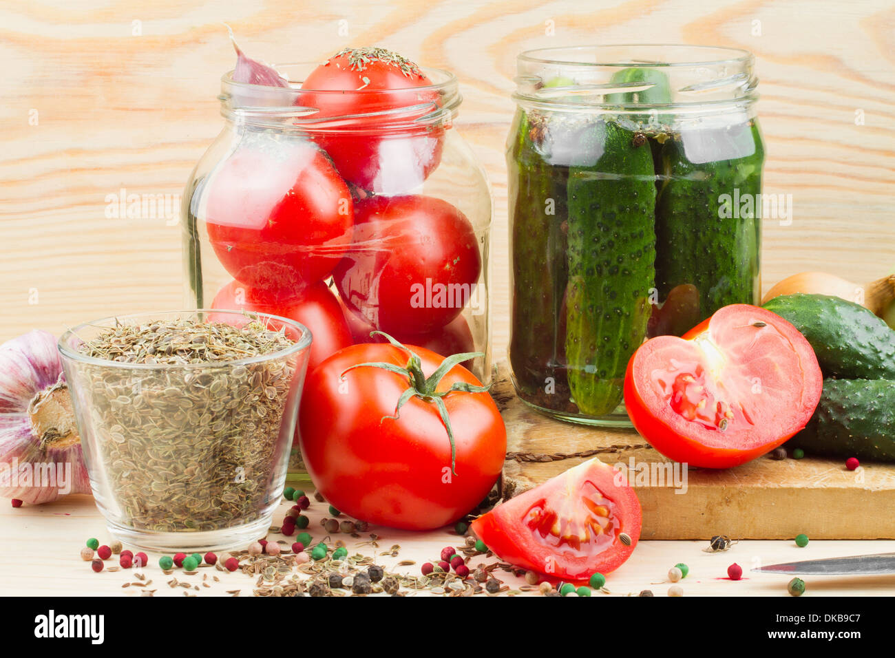 Conserves de tomates et concombres dans un bocal en verre, des conserves de légumes Banque D'Images