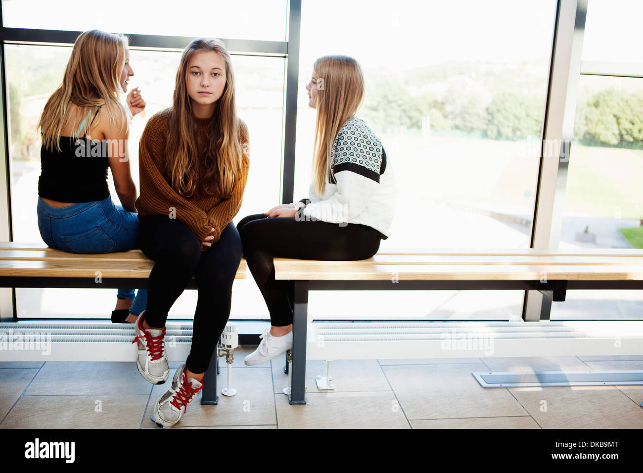 Adolescents isolés dans le couloir d'écolière Banque D'Images