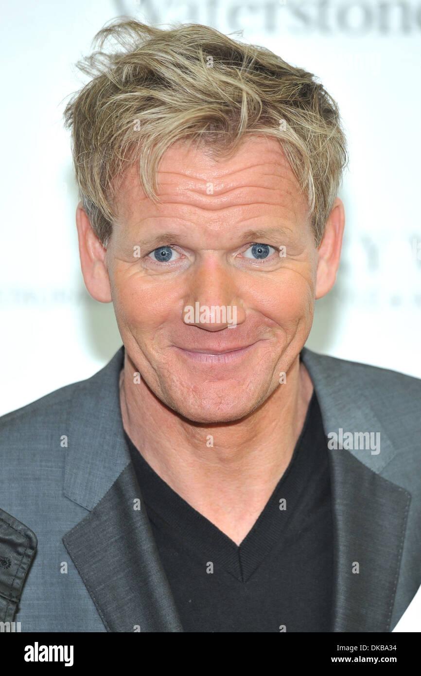 Gordon Ramsay signe son livre 'Gordon Ramsay's Ultimate' Cours de cuisine à Waterstones Canary Wharf Londres Angleterre - 20.09.12 Banque D'Images