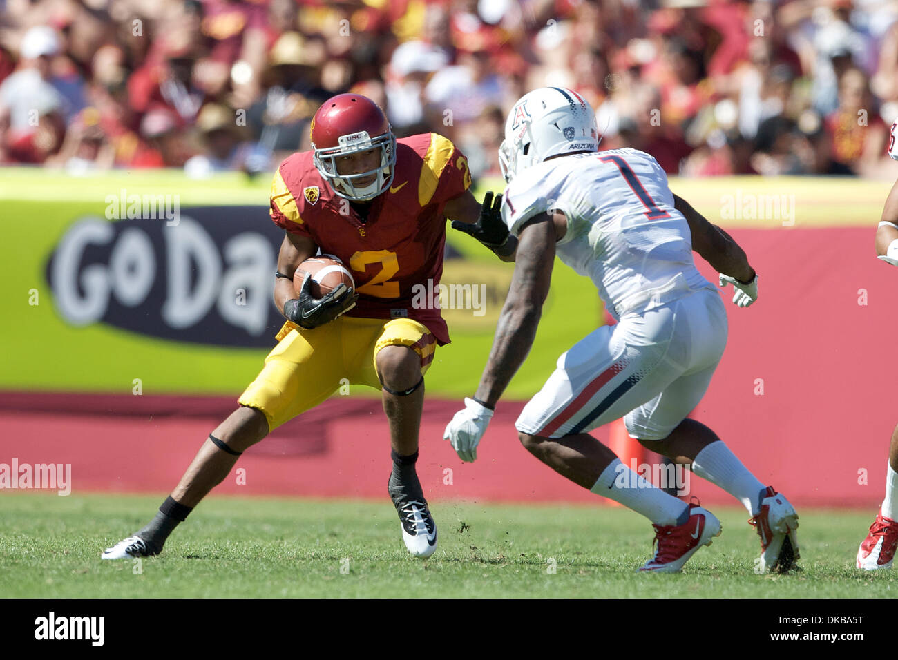 1 octobre, 2011 - Los Angeles, Californie, États-Unis d'Amérique - wide receiver Robert Woods (2) de l'USC Trojans tente de rompre avec Robert évoluait Golden (1) de l'Arizona Wildcats, lors d'une CIP-12 match up entre l'Arizona et des Wildcats de l'Université de Californie du sud de Troie au Los Angeles Memorial Coliseum de Los Angeles, Californie. La Troja Banque D'Images