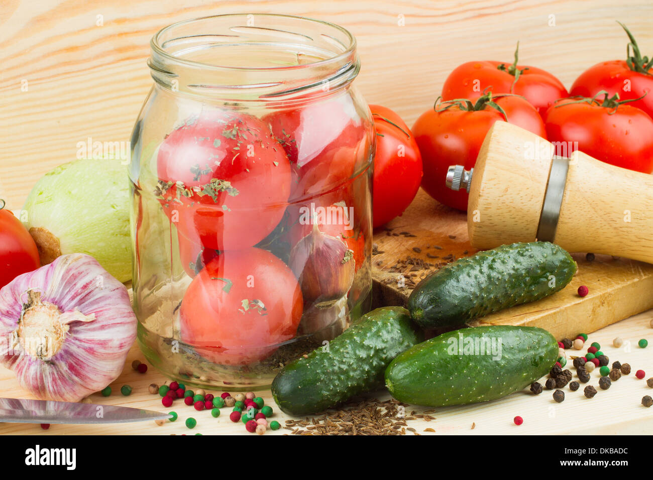 Conserves de tomates et concombres dans un bocal en verre, des conserves de légumes Banque D'Images