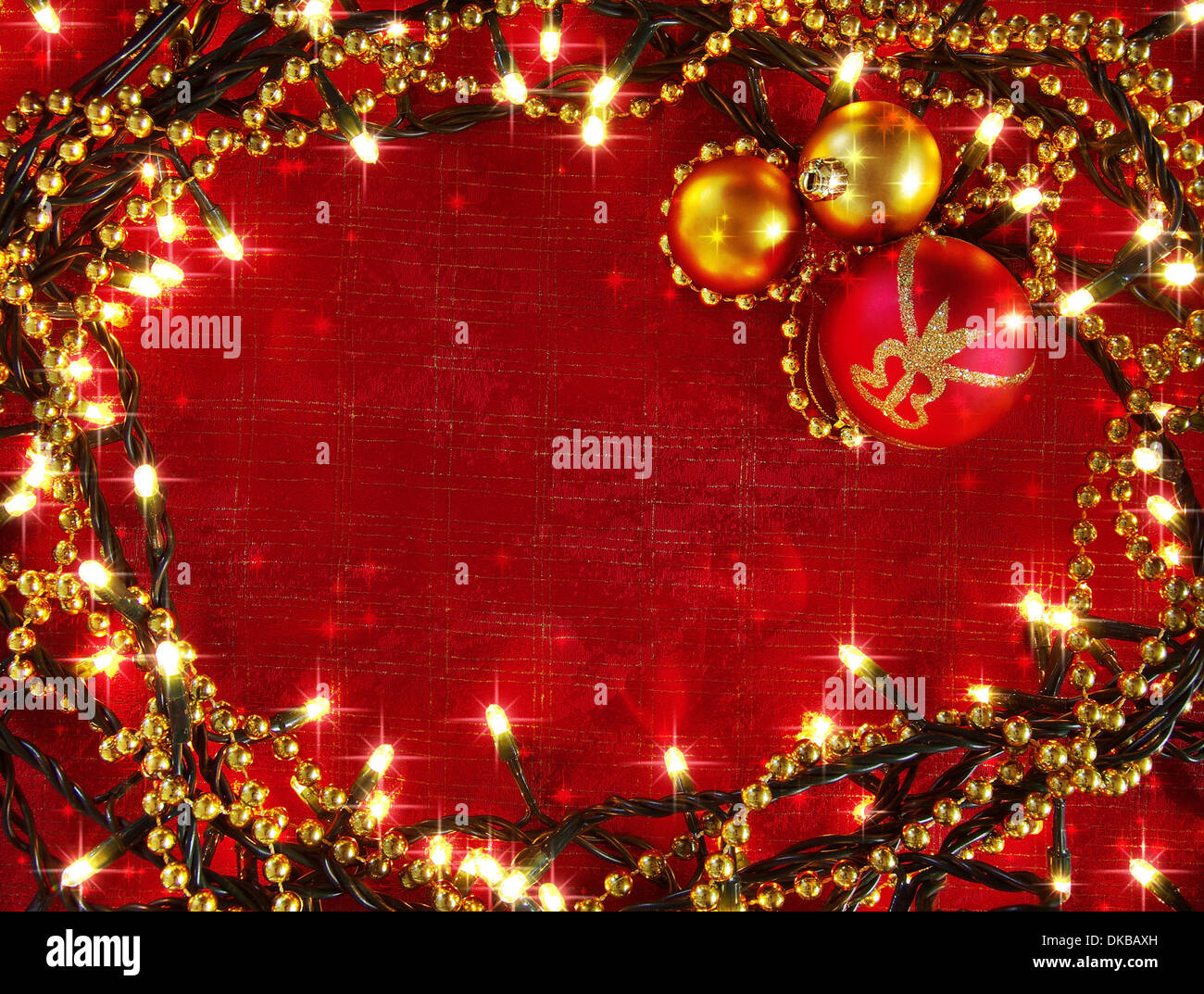 Cadre de Noël avec des lumières décoratives et boules rouge et jaune Banque D'Images