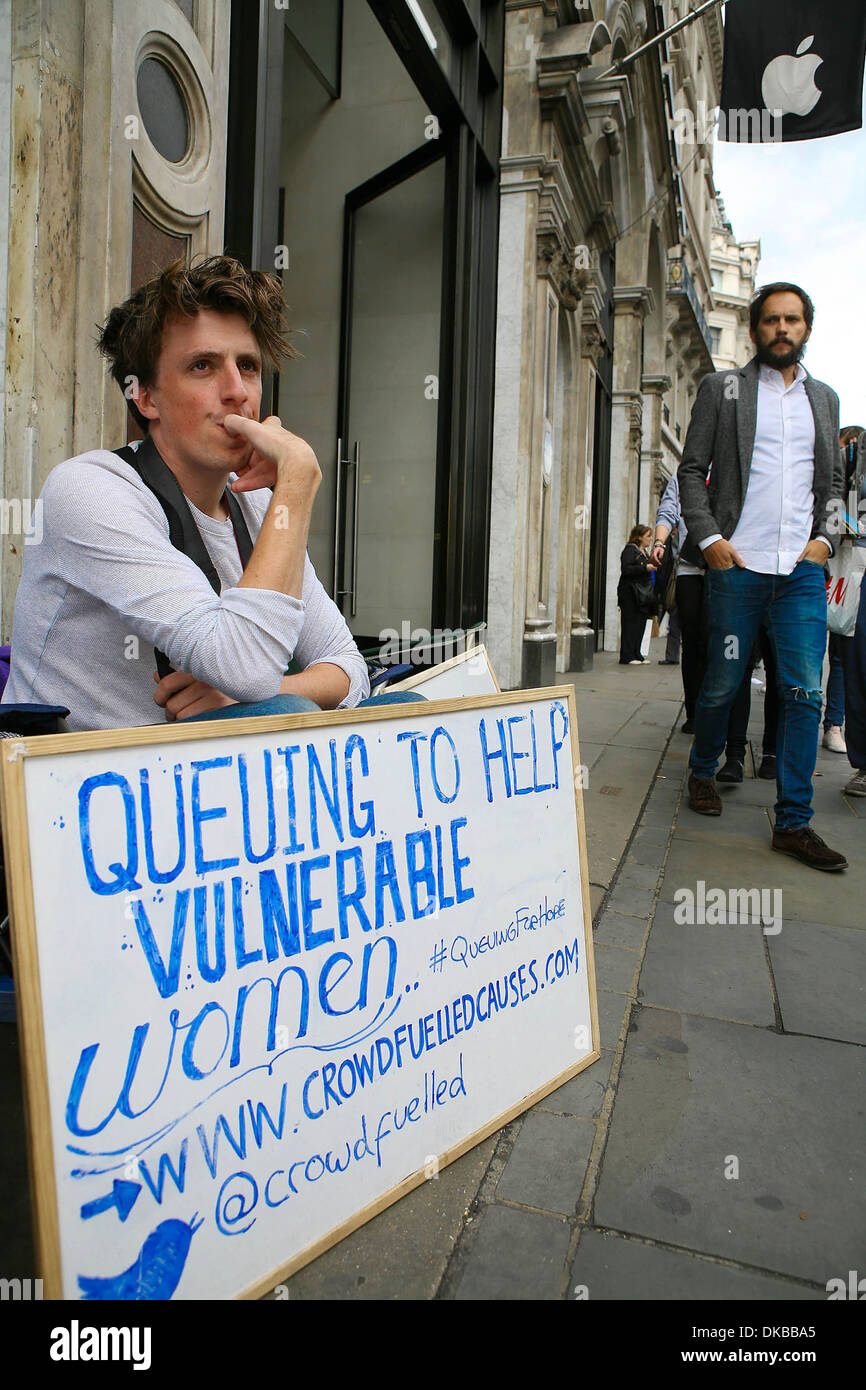 George Horne est assis à l'avant de la file d'attente à l'extérieur sur l'Apple store de Regents Street Centre de Londres avec seulement 24 heures restantes jusqu'à Banque D'Images