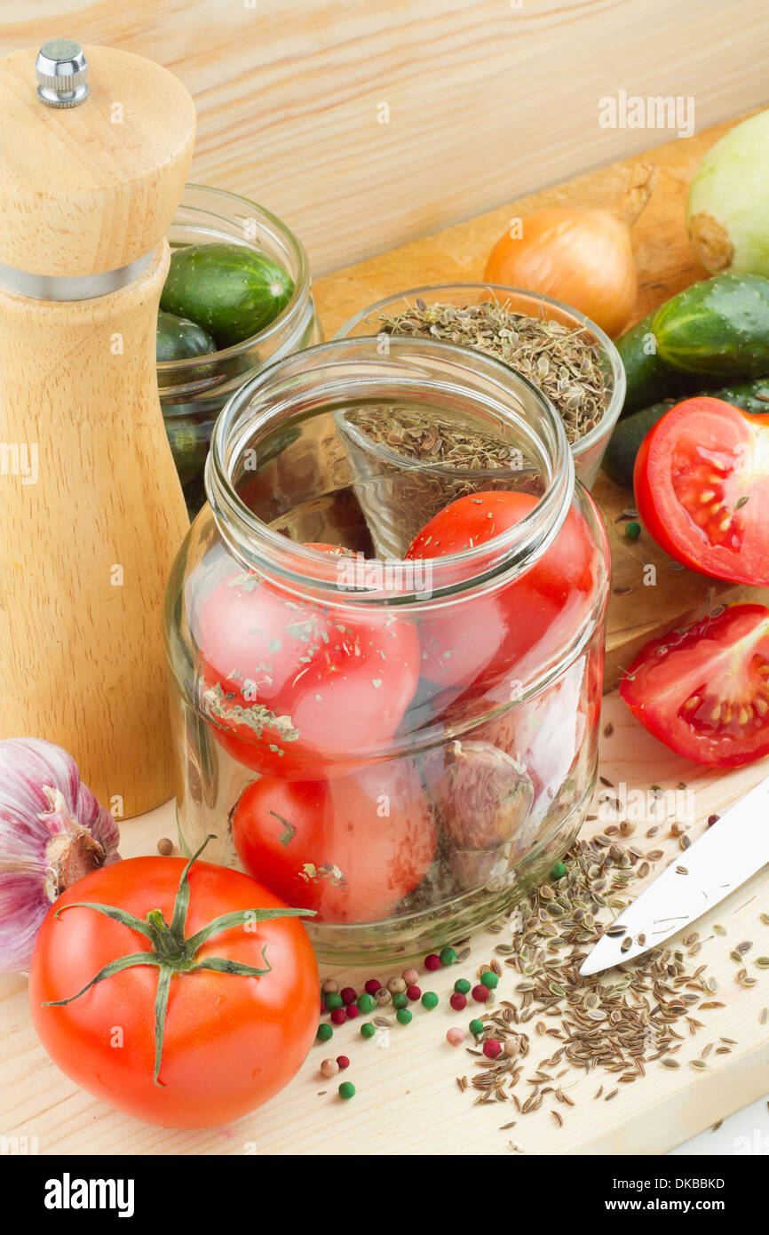 Conserves de tomates et concombres dans un bocal en verre, des conserves de légumes Banque D'Images