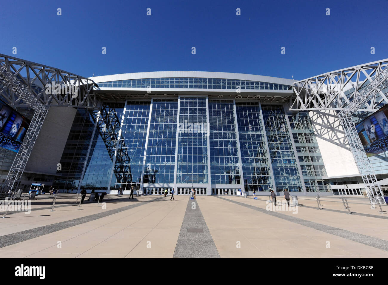 Le 2 octobre 2011 - Arlington, Texas, United States of America - l'avant du Cowboys stadium avant le coup d'envoi que le Detroit Lions face-off contre les Cowboys de Dallas au Cowboys Stadium à Arlington, au Texas. (Crédit Image : © Steven Leija/ZUMAPRESS.com)/Southcreek Banque D'Images