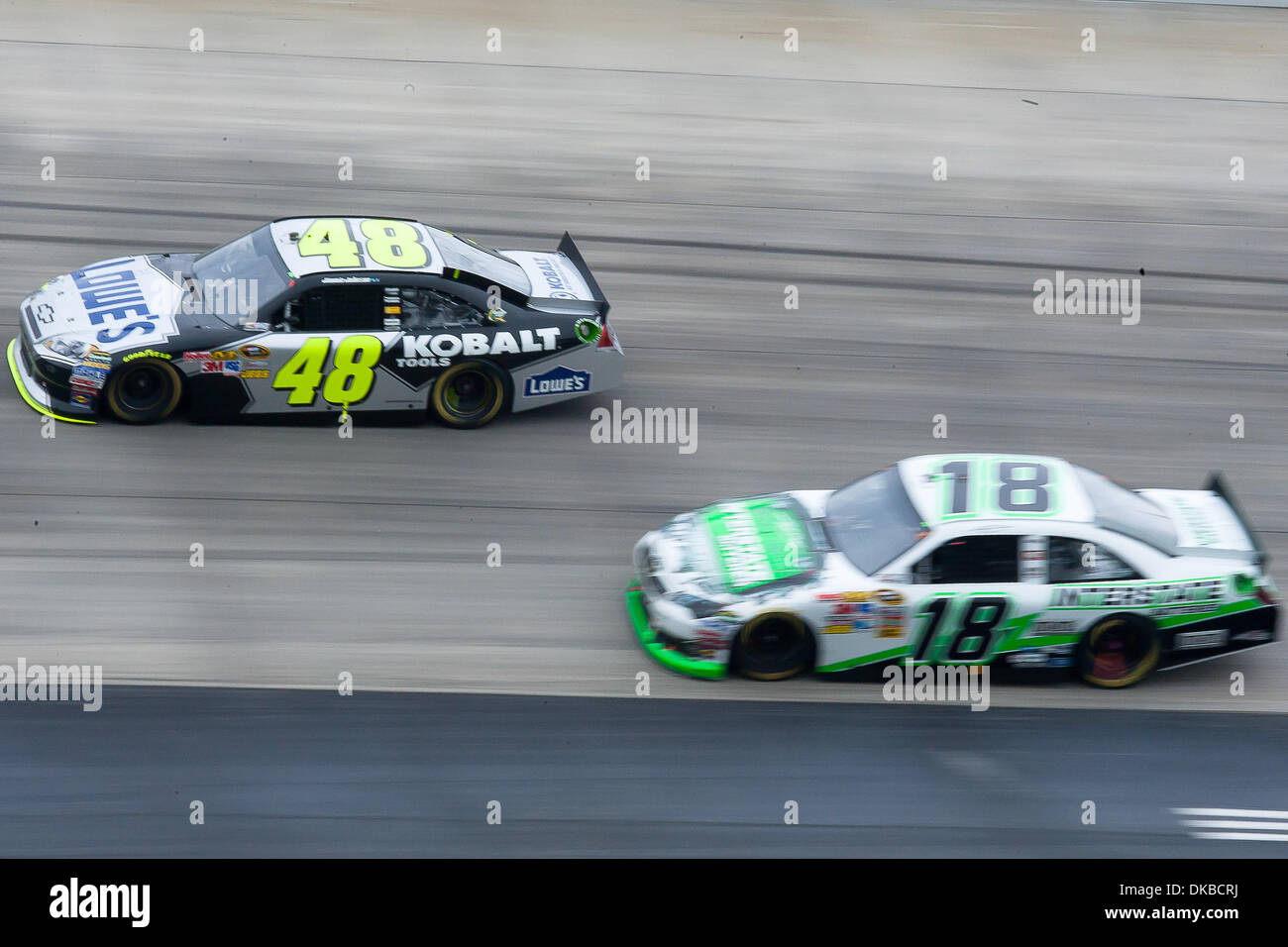 Le 2 octobre 2011 - Dover, Delaware, United States of America - Jimmie Johnson # 48 de la Lowe's/Kobalt Tools passe de l'équipe de Kyle Busch # 18 près de tourner pendant trois séries de la Coupe Sprint, Dimanche 02 Octobre 2011 à Dover International Speedway à Dover Delaware. (Crédit Image : © Saquan ZUMAPRESS.com)/Southcreek/Stimpson Banque D'Images