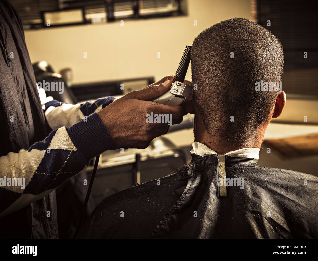 Homme qui coupe au salon de coiffure Banque D'Images