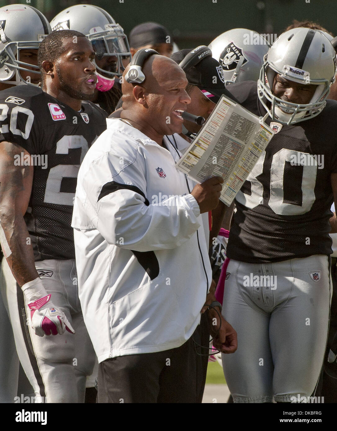 Le 2 octobre 2011 - Oakland, CA, USA - Oakland Raiders vs New England Patriots chez O.co Coliseum Dimanche 2 octobre 2011. L'entraîneur-chef Raiders Hue Jackson donner des ordres..Raiders 31 patriotes beat - 19. (Crédit Image : © Al/ZUMAPRESS.com) Golub Banque D'Images