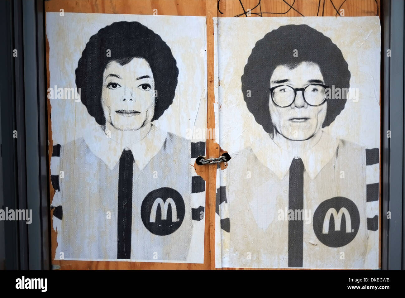 Street art affiches despiting Michael Jackson et Andy Warhol comme Ronald McDonald sur le côté d'un immeuble à Manhattan, New York. Banque D'Images