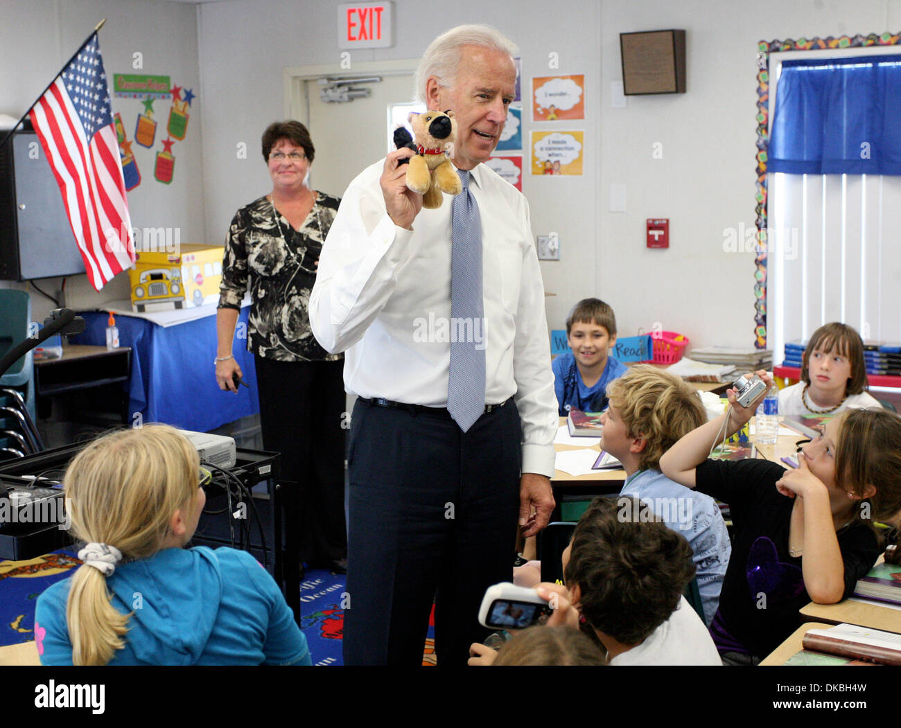 4 octobre 2011 - Land O'Lakes, FLORIDE - BRENDAN FITTERER | fois.PT   344785 FITT biden 3 (10/04/2011 Land O'Lakes) Le Vice-président Joe Biden présente des Oakstead les élèves de cinquième année dans la classe de Keene Kelly animaux en peluche à l'image de son chien, Champ, lors de sa visite à l'école mardi. Dans l'arrière-plan est Oakstead Kimpland...Tammy principal Résumé : Le Vice-président Joe Biden visite Banque D'Images